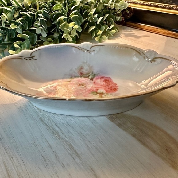 SHUMANN BAVARIA, VINTAGE OVAL DISH. IRIDESCENT ROSE PATTERN WITH GOLD TRIM. - Picture 2 of 7